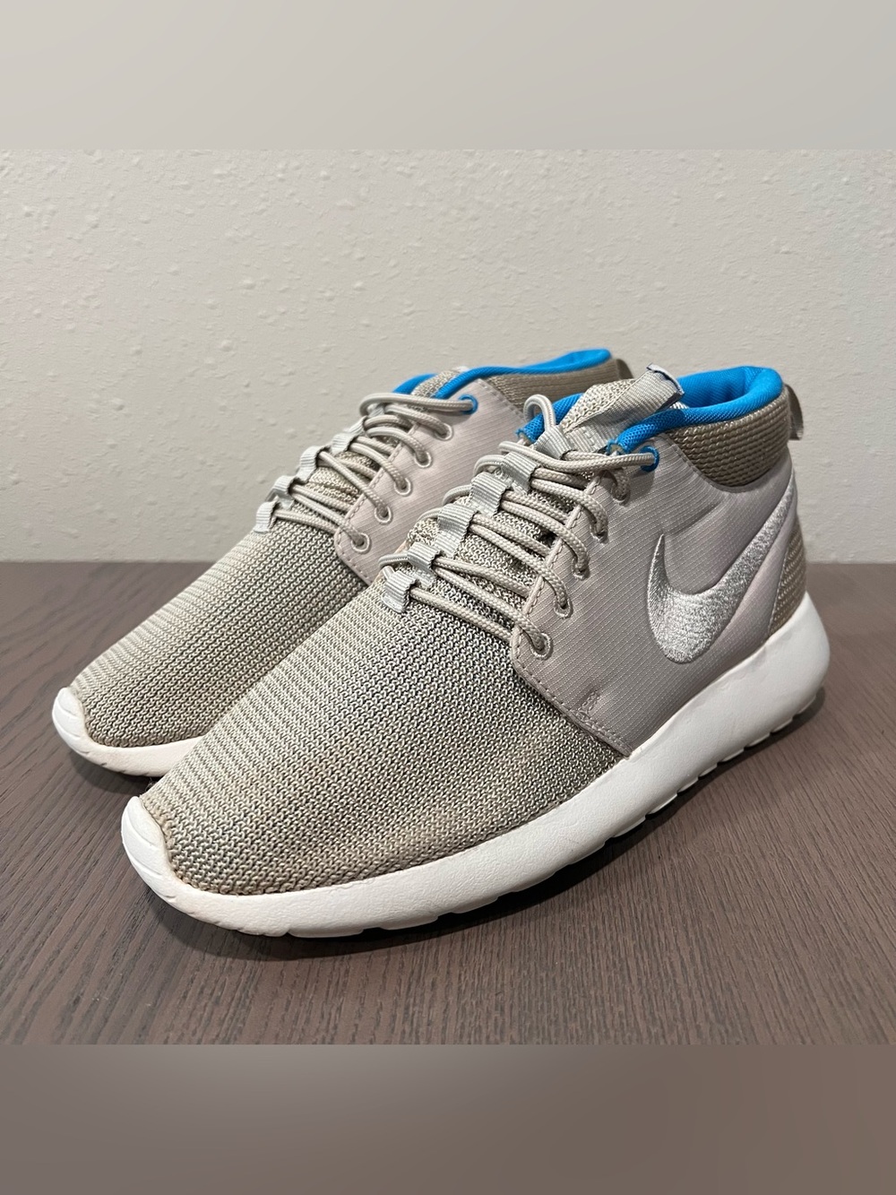 SIZE 8.5 MENS NIKE ROSHE RUN MID